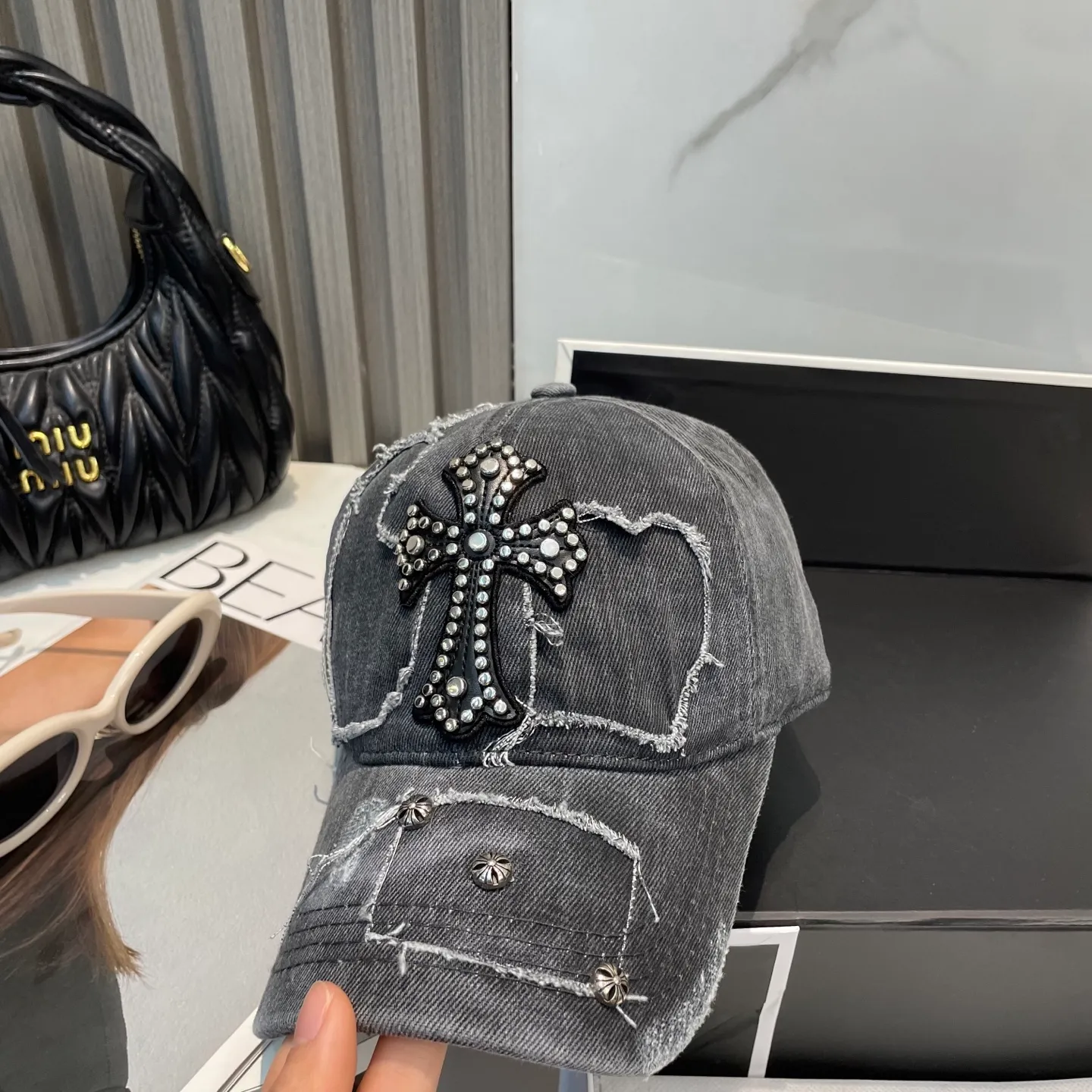 P86 Crow Heart 🆕🆕25 new baseball cap, personalized fashion classic cross logo, casual with a cool feeling, unisex style, same style for men and women! Very easy to match! Head circumference: 56-58cm is available